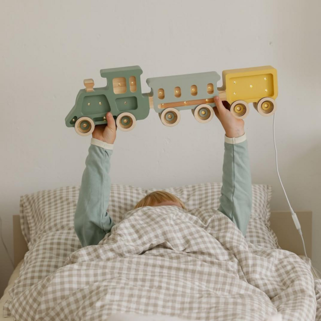 Little Lights treinlamp Olive Valley – houten kinderlamp met 2 wagonne