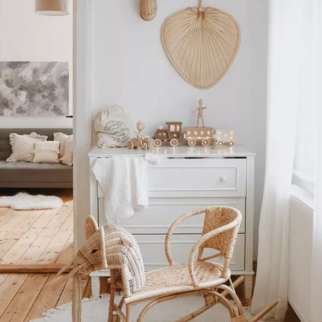 Houten nachtlamp in treinvorm, coffee cream – Handgemaakte sfeerverlichting voor kinderkamer of speelruimte