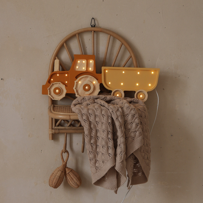 Handgemaakte houten tractorlamp Mustard  – sfeervolle kinderlam