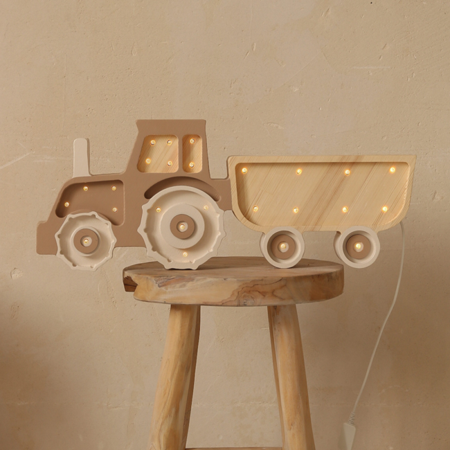 Houten tractor lamp in coffee cream – handgemaakte sfeerverlichting voor kinderkamer of speelruimte
