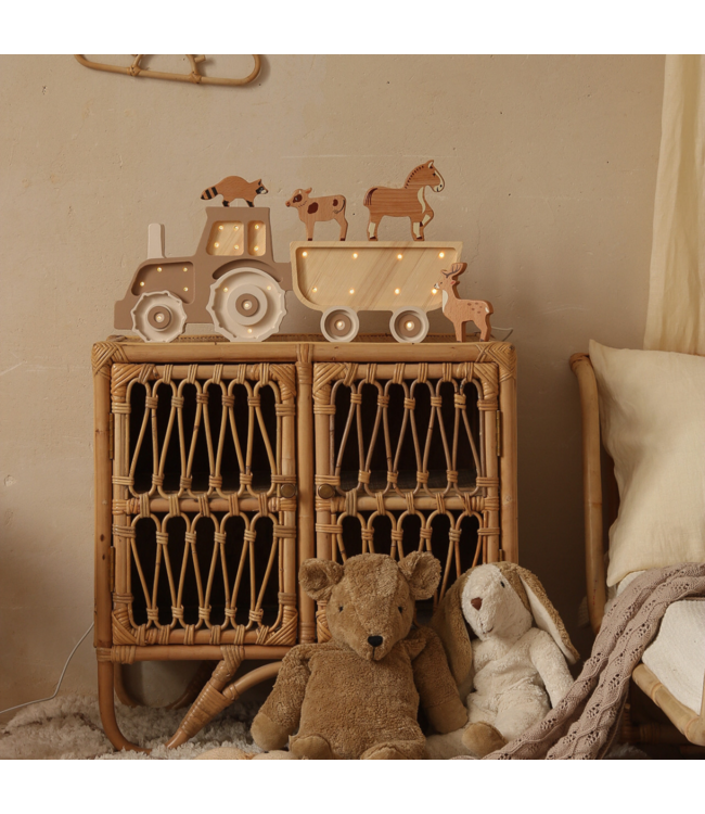 Houten tractor lamp in coffee cream – handgemaakte sfeerverlichting voor kinderkamer of speelruimte
