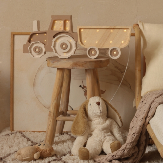 Holz-Traktorlampe in Coffee Cream – handgefertigte Stimmungsbeleuchtung für Kinderzimmer oder Spielbereich