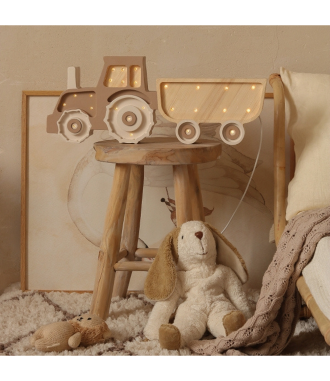 Houten tractor lamp in coffee cream – handgemaakte sfeerverlichting voor kinderkamer of speelruimte