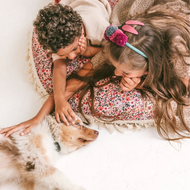 Roze vloerkussen kinderkamer met kwastjes en bloemenmotief