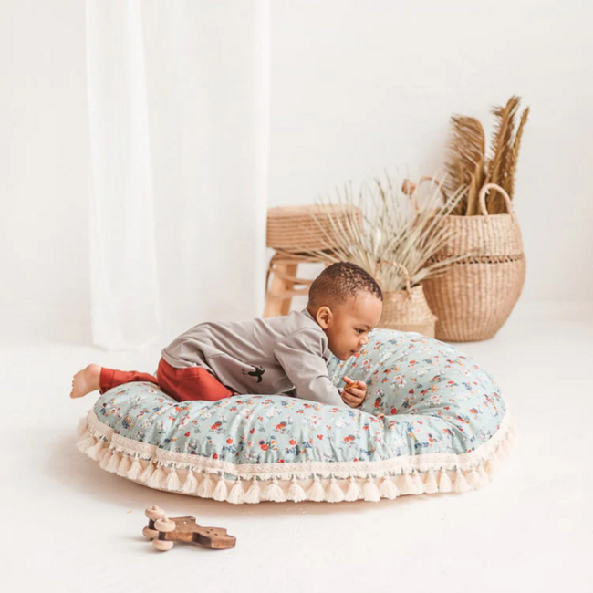 Oversized mint vloerkussen met bloemenprint – zacht, natuurlijk en perfect voor kinderen