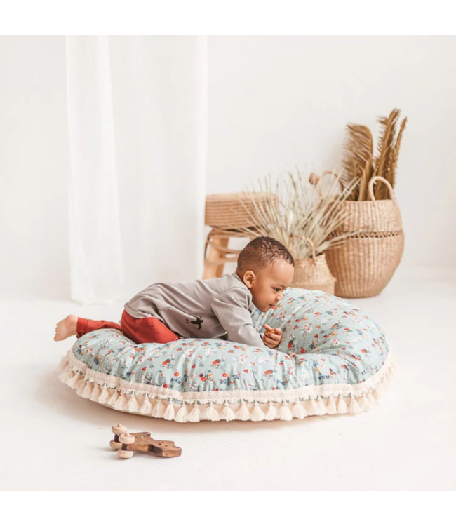 Oversized mint vloerkussen met bloemenprint – zacht, natuurlijk en perfect voor kinderen