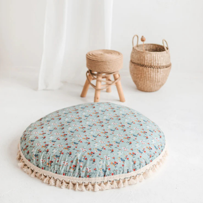 Oversized mint vloerkussen met bloemenprint – zacht, natuurlijk en perfect voor kinderen
