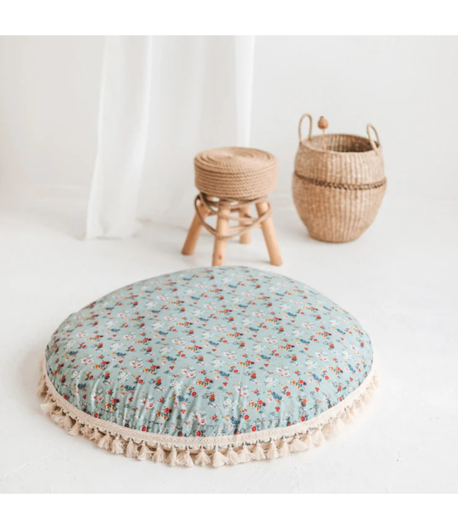 Oversized mint vloerkussen met bloemenprint – zacht, natuurlijk en perfect voor kinderen