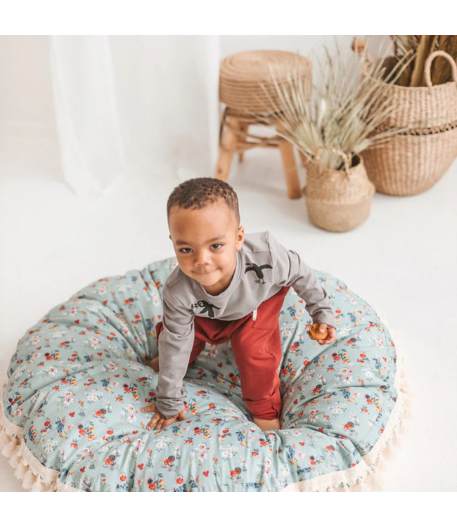Oversized mint vloerkussen met bloemenprint – zacht, natuurlijk en perfect voor kinderen