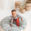 Oversized mint vloerkussen met bloemenprint – zacht, natuurlijk en perfect voor kinderen