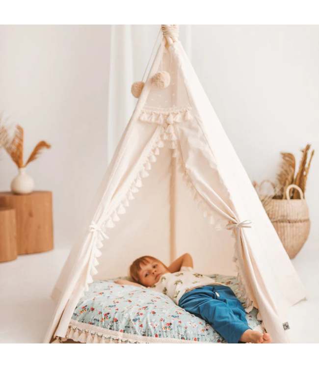 Oversized mint vloerkussen met bloemenprint – zacht, natuurlijk en perfect voor kinderen