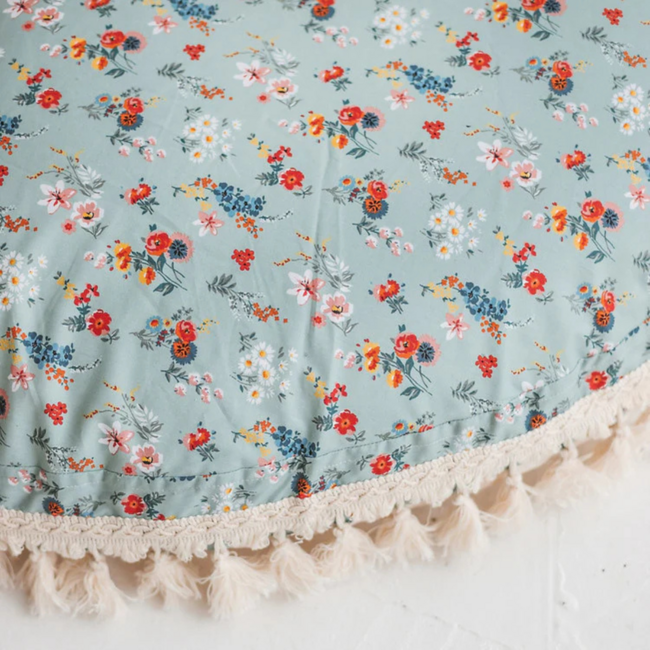 Oversized mint vloerkussen met bloemenprint – zacht, natuurlijk en perfect voor kinderen