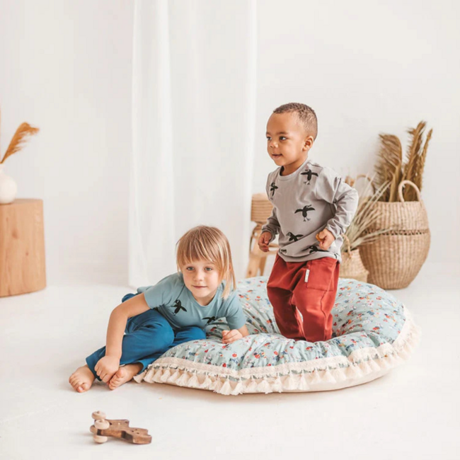 Oversized mint vloerkussen met bloemenprint – zacht, natuurlijk en perfect voor kinderen
