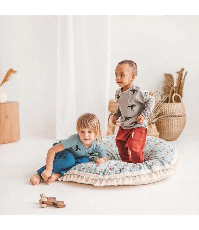Oversized mint vloerkussen met bloemenprint – zacht, natuurlijk en perfect voor kinderen