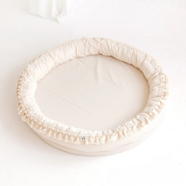 Rond speelnest met zachte opstaande randen en decoratieve kwastjes