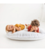 Oversized vloerkussen met pompoms – grijs met ruitpatroon