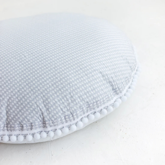 Oversized vloerkussen met pompoms – grijs met ruitpatroon