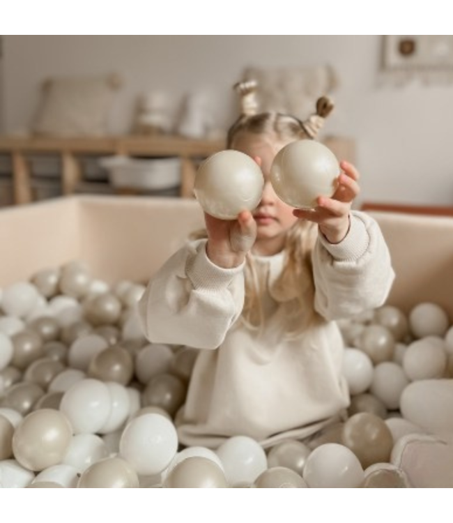 Vierkante ballenbak 110x110 cm in beige velvet met 600 ballen