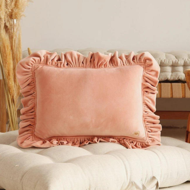 Abrikoos sierkussen van fluweel met ruches – zacht en stijlvol comfort