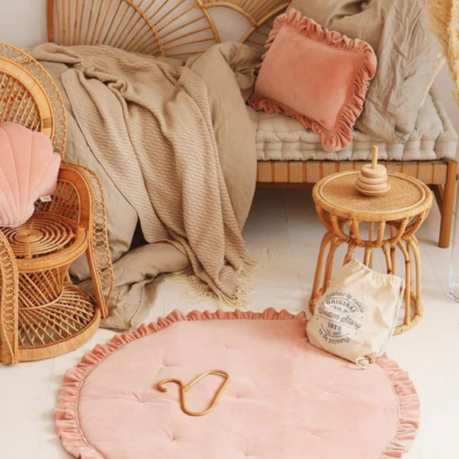 Abrikoos sierkussen van fluweel met ruches – zacht en stijlvol comfort