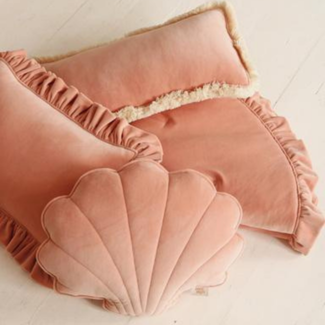 Abrikoos sierkussen van fluweel met ruches – zacht en stijlvol comfort