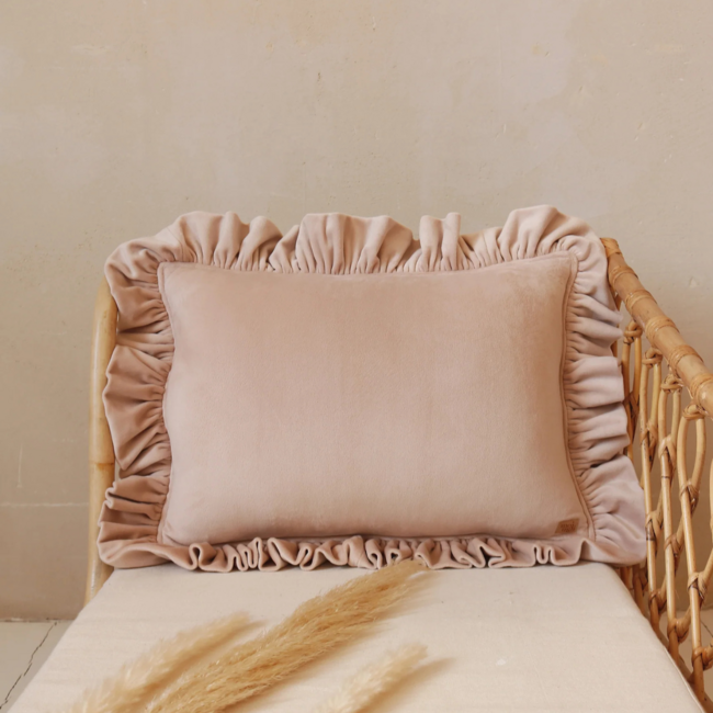 Coussin velours abricot à volants – Collection Soft Touch