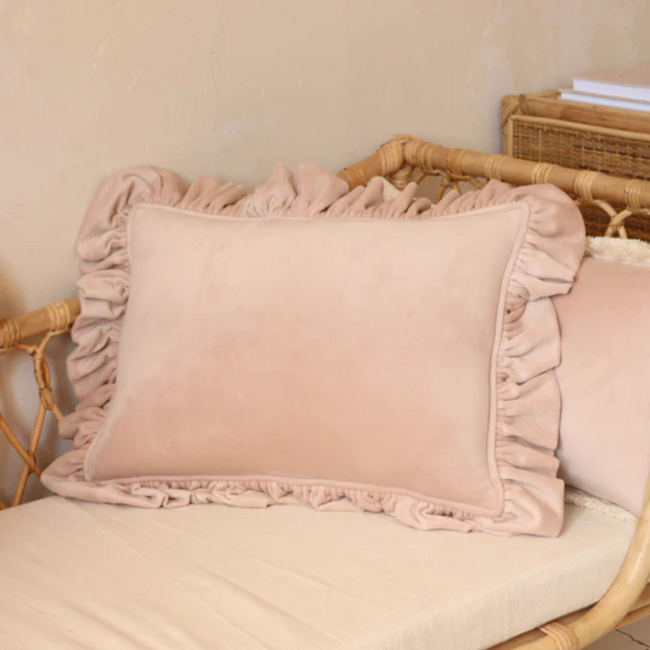 Sierkussen velvet abrikoos met franje – Soft Touch collectie