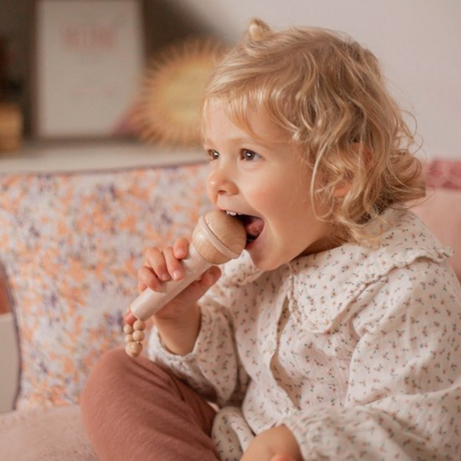Houten microfoon in nougatkleur met hartjes en houten kralen