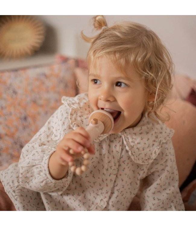 Roze houten microfoon met hartjes en kralen