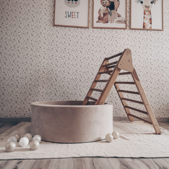 Weiches Velvet-Bällebad mit 300 Bällen, perfekt fürs Kinderzimmer.