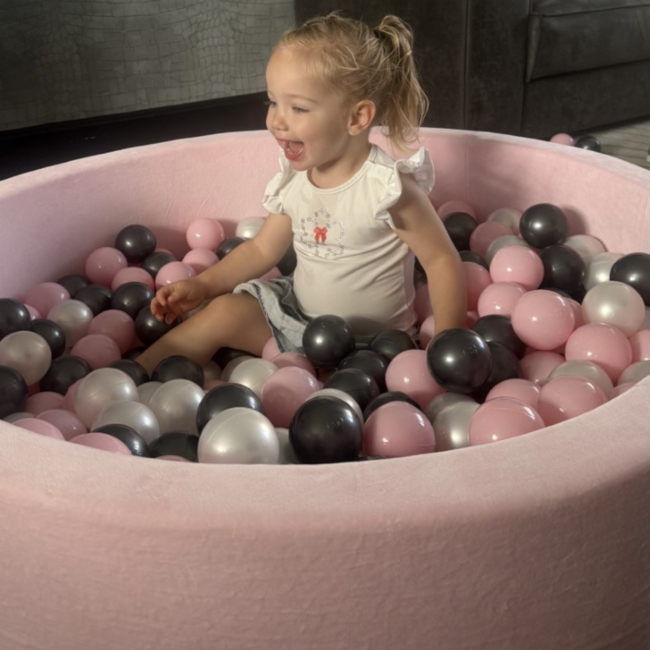 Lichtroze velvet ballenbak – zachte speelplek met elegante uitstraling