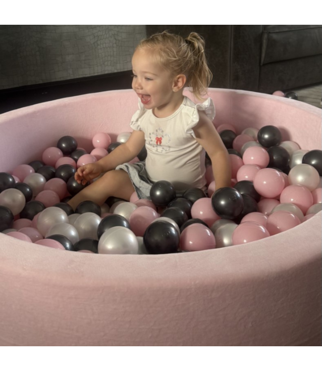 Lichtroze velvet ballenbak – zachte speelplek met elegante uitstraling