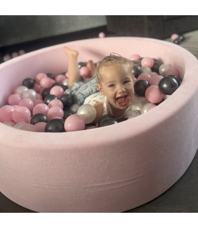 Lichtroze velvet ballenbak – zachte speelplek met elegante uitstraling