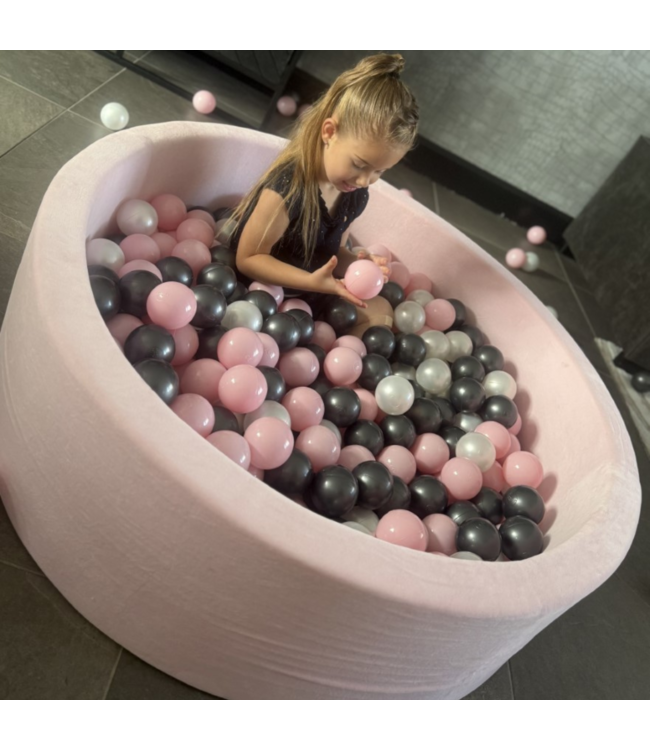 Lichtroze velvet ballenbak – zachte speelplek met elegante uitstraling