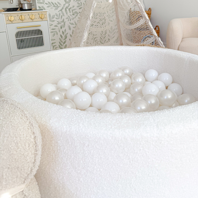 Soft white teddy fabric ball pit – Includes 400 balls (Ø 7 cm)