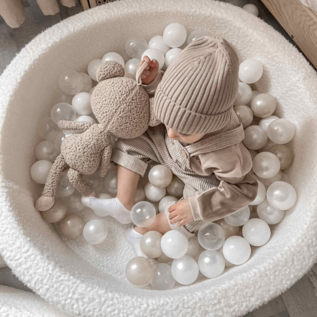 Zachte witte teddy ballenbak met 500 ballen – stijlvol en veilig speelplezier