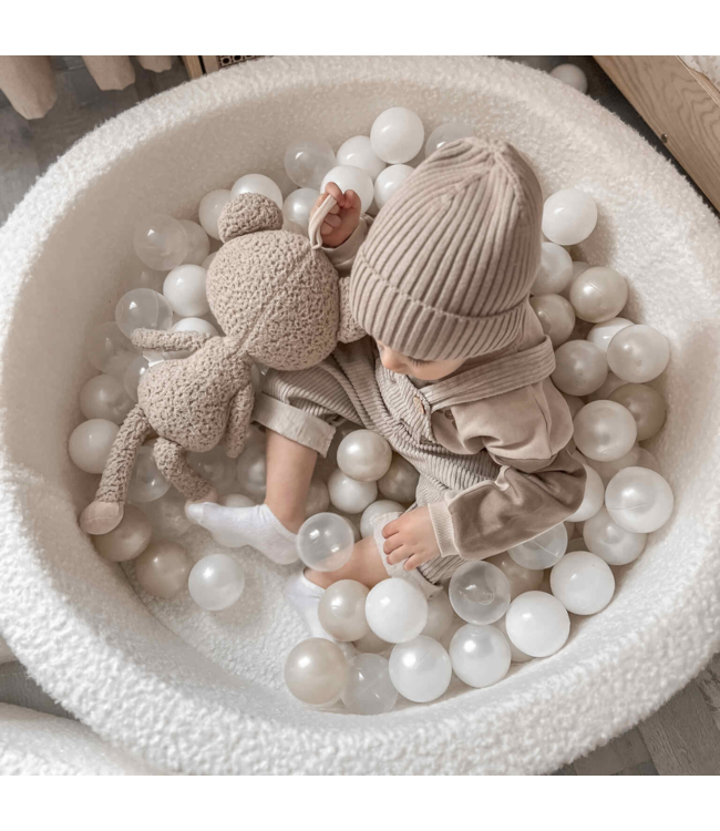 Zachte witte teddy ballenbak met 500 ballen – stijlvol en veilig speelplezier