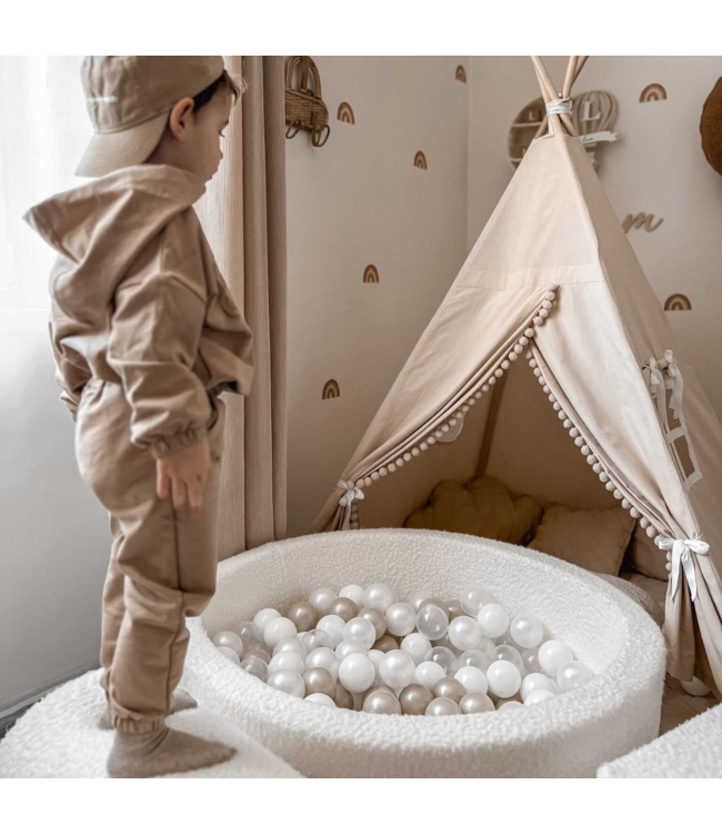 Zachte witte teddy ballenbak met 500 ballen – stijlvol en veilig speelplezier