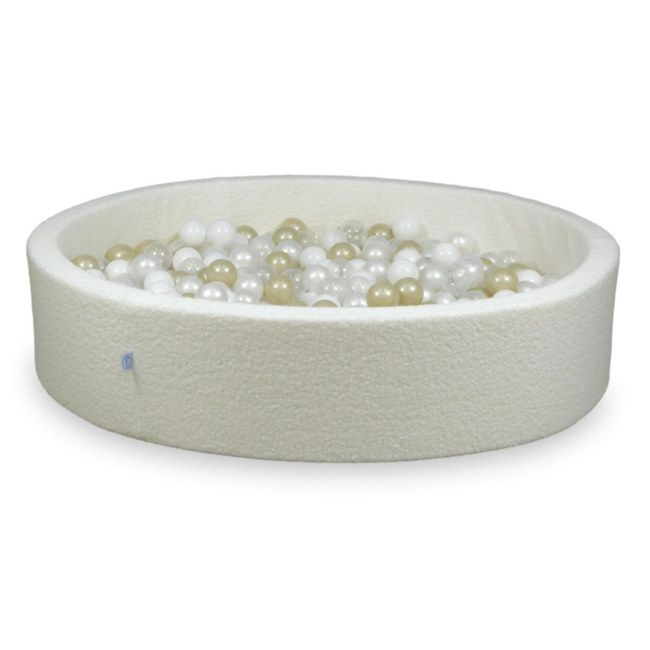 Soft white teddy ball pit – includes 600 balls for endless fun