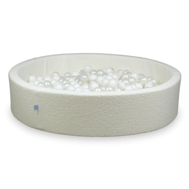 Soft white teddy ball pit – includes 600 balls for endless fun