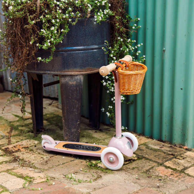 Trottinette enfant à 3 roues en rose poudré, parfaite pour les petits aventuriers
