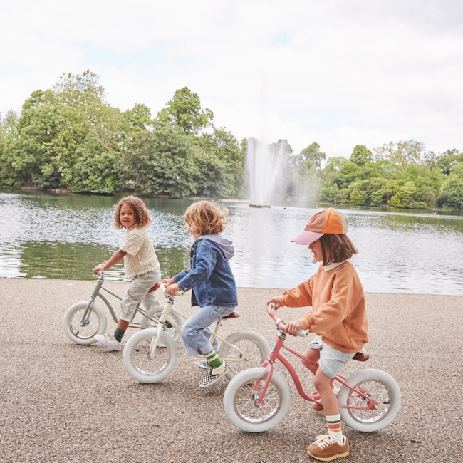 Vélo d’équilibre icon 12 pouces crème – parfait pour les petits aventuriers