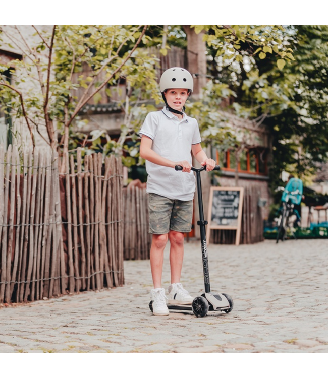 Stevige en verstelbare kinderstep met LED-wielen