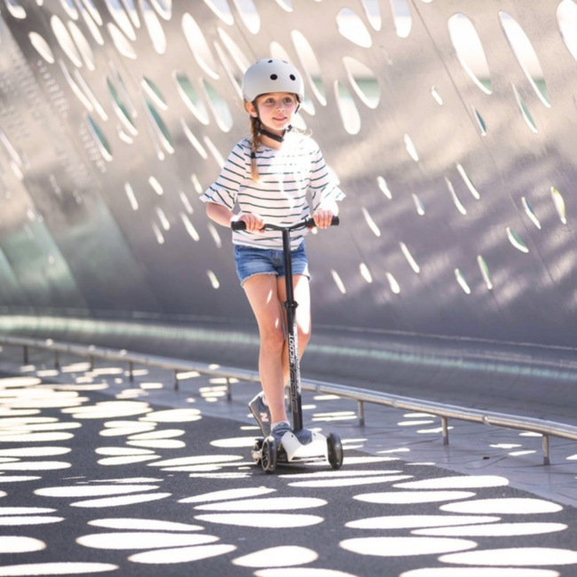 Stevige en verstelbare kinderstep met LED-wielen