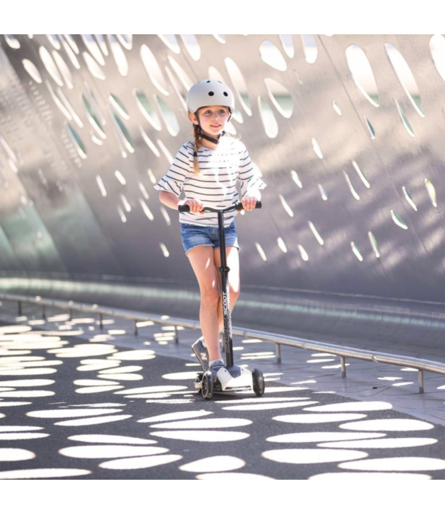 Stevige en verstelbare kinderstep met LED-wielen