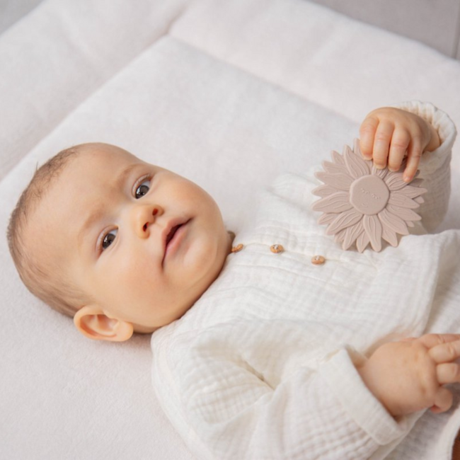 Beißspielzeug Sonnenblume in Nougatfarbe – weiches Silikon für Babys beim Zahnen