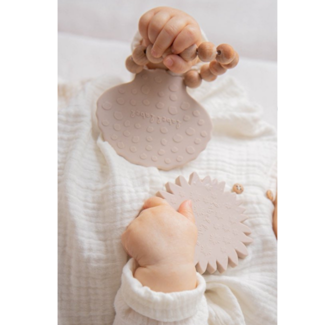 Shell-shaped teething toy with wooden beads – Soft nougat-colored silicone teether