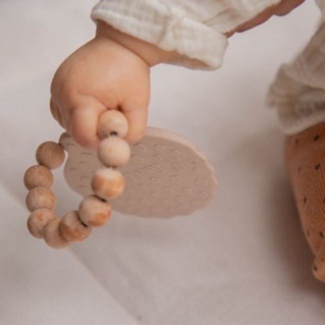 Jouet de dentition coquillage avec perles en bois – Anneau de dentition en silicone nougat