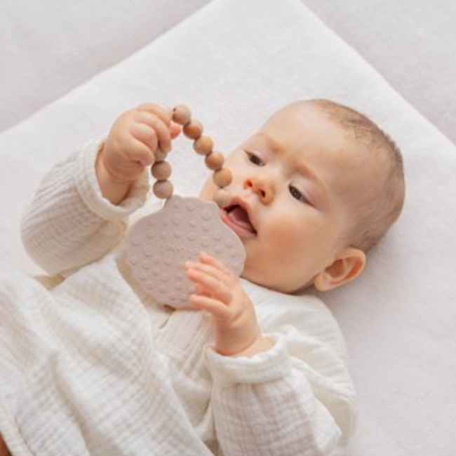 Shell-shaped teething toy with wooden beads – Soft nougat-colored silicone teether