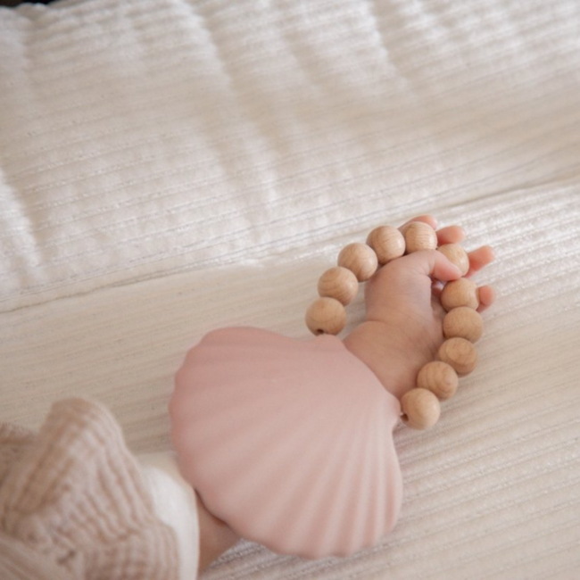 Bijtspeelgoed in schelpvorm met houten kralen – Roze siliconen bijtspeeltje voor baby's